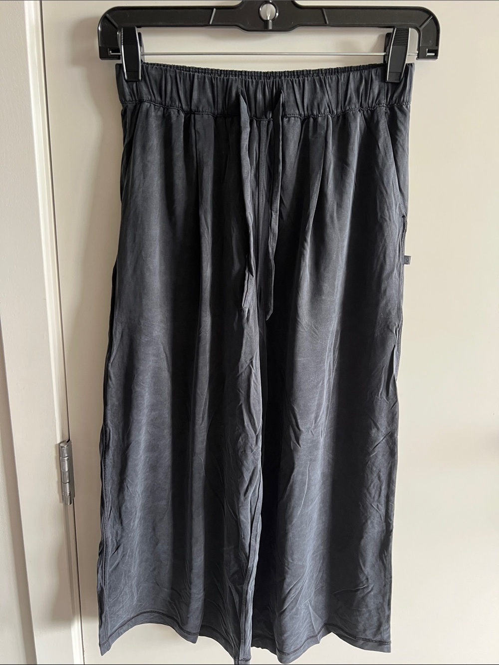 RARE Women's Lululemon Black Wide-Leg Elastic Waist crop pant. 2
